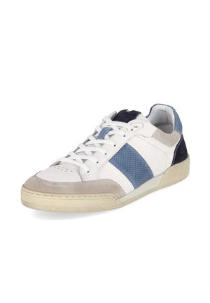 Weißer Schnürsneaker mit blauen und beigen Wildlederpaneelen, strukturiertem blauem Seitenstreifen, Gummisohle und gepolstertem Knöchelkragen.