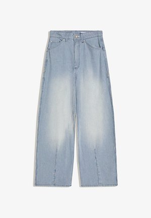 Világoskék és fehér, függőlegesen csíkozott, bő szárú nadrág elülső zsebekkel és gombos zárral.