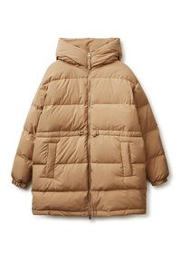 Doudoune beige avec capuche, dotée d'une fermeture éclair sur le devant, de deux poches avant et de poignets élastiques. Le tissu est lisse et isolé.