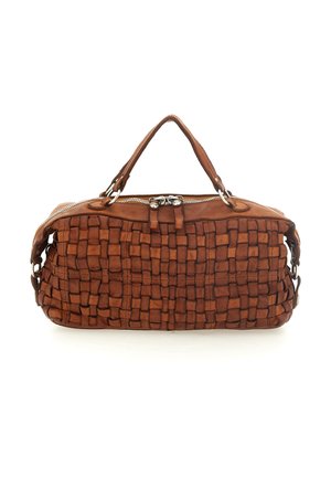 Borsa a tracolla in pelle marrone con texture intrecciata, chiusura con cerniera, doppi manici per il trasporto e dettagli in metallo argentato. Forma compatta e rettangolare.