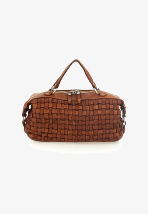 Borsa a tracolla in pelle marrone con texture intrecciata, chiusura con cerniera, doppi manici per il trasporto e dettagli in metallo argentato. Forma compatta e rettangolare.