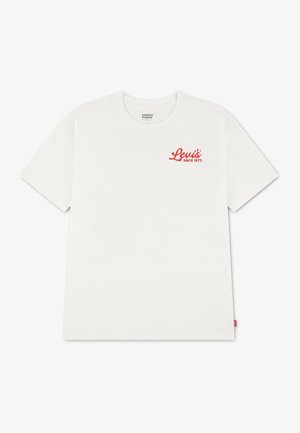 T-shirt blanc à manches courtes avec logo rouge "Levi's Since 1873" sur la poitrine gauche et une petite étiquette Levi's rouge sur la couture latérale.