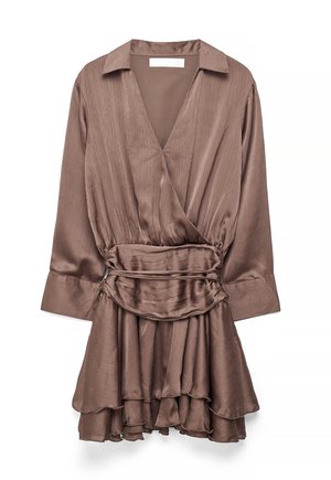 Brązowa satynowa sukienka z długim rękawem, kopertowym dekoltem w kształcie litery V, marszczonym paskiem w talii oraz warstwowym falbanowym dołem.
