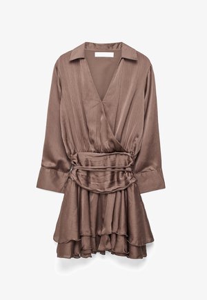 Brązowa satynowa sukienka z długim rękawem, kopertowym dekoltem w kształcie litery V, marszczonym paskiem w talii oraz warstwowym falbanowym dołem.