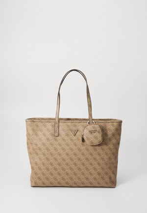 Sac fourre-tout beige avec un motif logo texturé, deux longues poignées et une petite pochette détachable. Fabriqué en matériau durable.