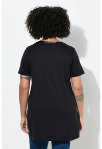 Musta, lyhythihainen t-paita pyöreällä pääntiellä, jossa sinisellä teksti "YOU ARE UNIQUE" takana. Pehmeä, joustava kangas.