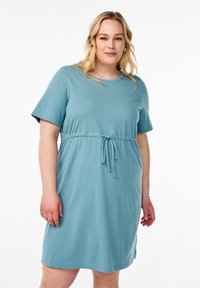 Robe courte à manches courtes de couleur bleu clair en tissu doux, dotée d'un col rond et d'une ceinture à nouer pour un ajustement personnalisable ; texture lisse, design à hauteur du genou.