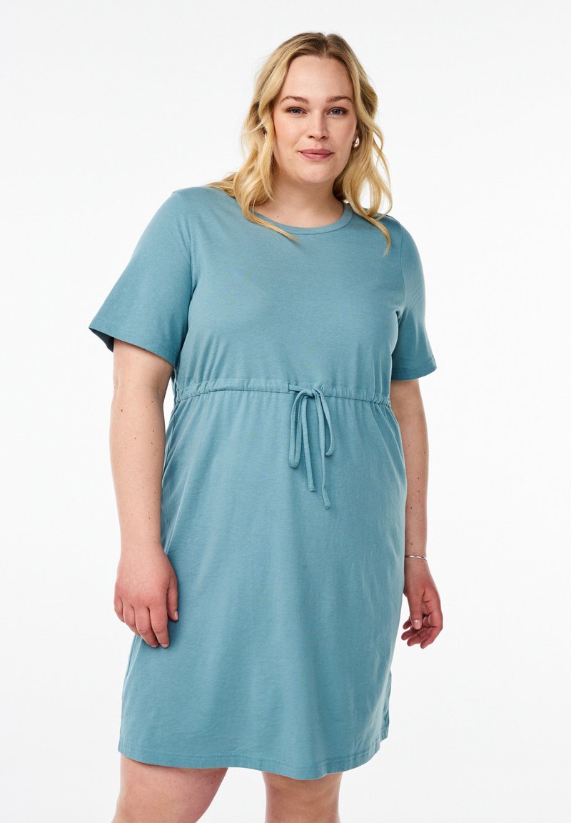 Robe courte à manches courtes de couleur bleu clair en tissu doux, dotée d'un col rond et d'une ceinture à nouer pour un ajustement personnalisable ; texture lisse, design à hauteur du genou.