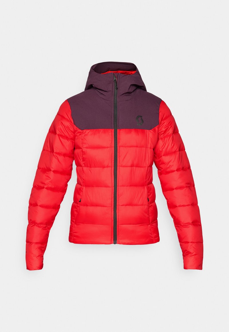 Czerwona kurtka puchowa z ciemnofioletową górną częścią, z zapięciem na zamek, kapturem i bocznymi kieszeniami. Lekka, pikowana konstrukcja.