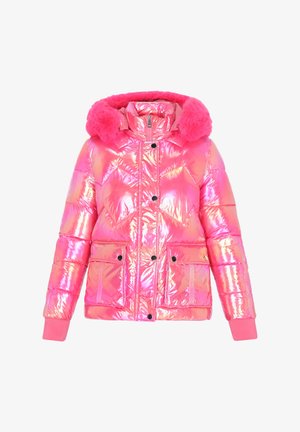 Rózsaszín pufi dzseki fényes, irizáló anyagból, műszőrme béléssel ellátott kapucnival, cipzáras elülső résszel és rugalmas mandzsettákkal. Patent gombos díszítésekkel.