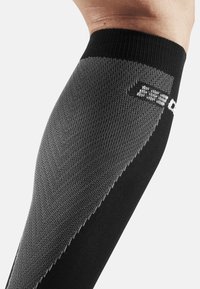CEP COMPRESSION ULTRALIGHT - Kniestrümpfe - black grey