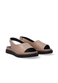 Blush læder åbne slingback-sko med en sort ydersål, der har et minimalistisk design og en glat overflade.