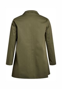 Giacca verde oliva con colletto, maniche lunghe e design dritto. Texture liscia e senza hardware visibile.