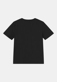 Černé tričko s krátkým rukávem vyrobené z bavlny, s klasickým kulatým výstřihem a jednoduchým designem bez vzorů nebo grafiky.