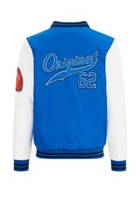 Modrá a bílá varsity bunda s vyšitými nápisy "Original" a "62" na zadní straně, červenou basketbalovou značka na levém rukávu, ribované manžety.