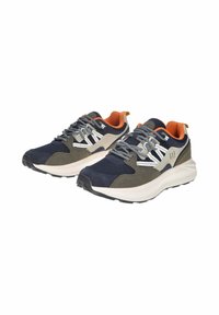 Scarpe da ginnastica blu navy e verde oliva con mesh e camoscio, con accenti arancioni, lacci grigi e una suola bianca. Logo GAP sul lato.