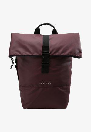 Bordeaux roll-top reppure bag med svart hardware og logo. Laget av slitesterk stoff, med side lommer og justerbare stropper for komfort.