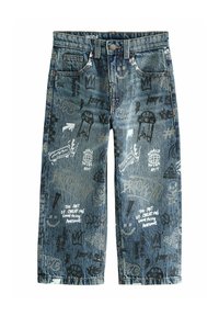Wijde denim shorts met een blauwe wassing, graffiti-stijl patronen in zwart en wit, voorzien van twee voorzakken en een ritssluiting.