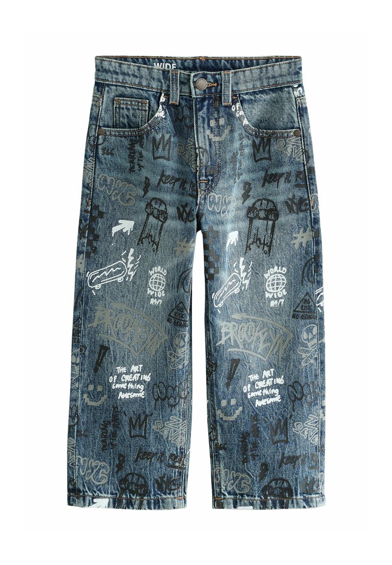Wijde denim shorts met een blauwe wassing, graffiti-stijl patronen in zwart en wit, voorzien van twee voorzakken en een ritssluiting.