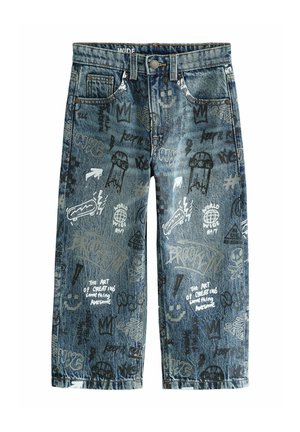 Weite Jeansshorts mit blauer Waschung, Graffiti-Mustern in Schwarz und Weiß, zwei Fronttaschen und einem Reißverschluss.