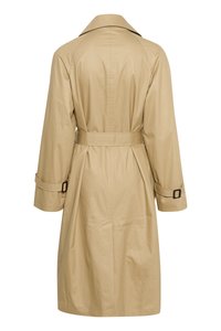 Beige trenchcoat med bælteskæring i taljen, lange ærmer og reverskrave, med en glat tekstur og minimalistisk design.