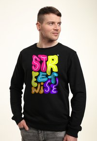 Černá mikina s barevným vyvýšeným textem: "STREETWISE" v růžové, zelené, modré, oranžové a fialové barvě, s kulatým výstřihem a dlouhými rukávy.