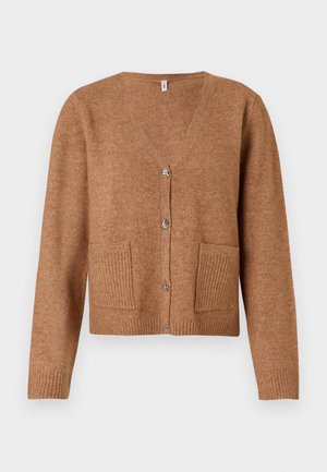 Braune Strickjacke mit V-Ausschnitt, Knopfverschluss, zwei vorderen Taschen mit gerippten Details und gerippten Bündchen. Weicher Stoff und lässige Passform.