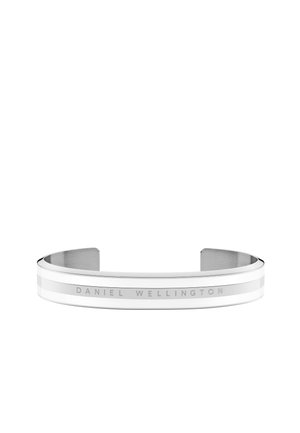 Bracelet jonc ouvert en argent avec deux fines rayures blanches horizontales et "DANIEL WELLINGTON" gravé au centre.