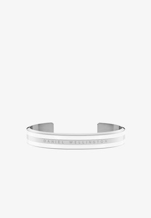 Bracelet jonc ouvert en argent avec deux fines rayures blanches horizontales et "DANIEL WELLINGTON" gravé au centre.