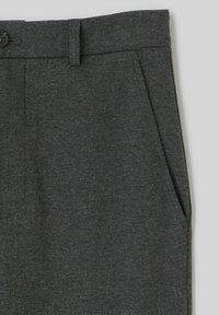 Pantalons gris texturés à coupe droite, avec une fermeture à bouton et des poches latérales. Le tissu semble doux et léger.