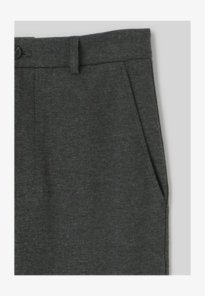 Pantalons gris texturés à coupe droite, avec une fermeture à bouton et des poches latérales. Le tissu semble doux et léger.