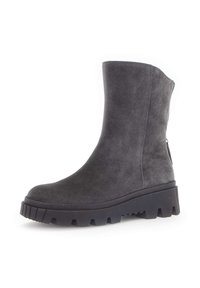 Grijze suede enkellaars met een ronde neus, chunky zwarte rubberen zool en een zijrits. Heeft een gladde textuur en een stevige constructie.