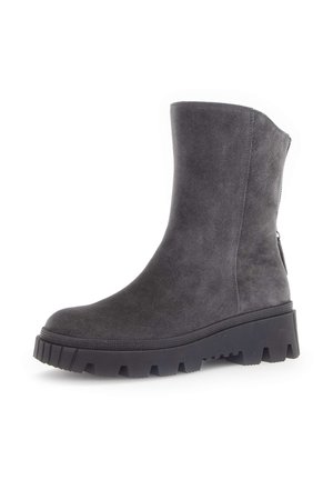Grijze suede enkellaars met een ronde neus, chunky zwarte rubberen zool en een zijrits. Heeft een gladde textuur en een stevige constructie.