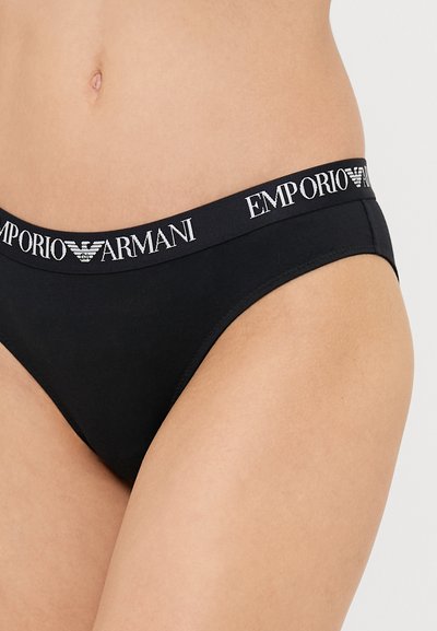 Boxeri negri din bumbac cu un chingu elastic lat, având eticheta "Emporio Armani" în alb și un model discret de logo.