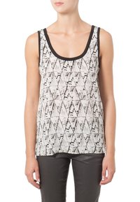 Tanktop med ett geometriskt mönster i svart och vitt, med rundad halsringning och svarta detaljer, tillverkad av ett lättviktsmaterial.