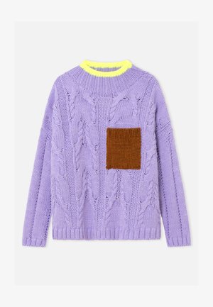 Lavendelfarbener, kabelgestrickter Pullover mit neon-gelbem, geripptem Kragen und einer braunen Stricktasche auf der linken Brust.