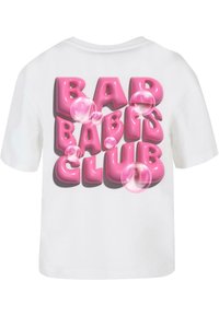 Hvit kortermet T-skjorte med store, rosa 3D-bokstaver som sier "BAD BABES CLUB", akkompagnert av transparente bobler.