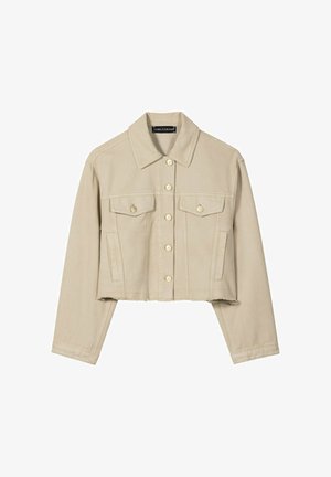 Beige cropped Jeansjacke mit langen Ärmeln, Knopfleiste, zwei Brustklappentaschen und rohem Saumdetail.