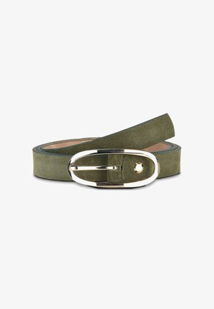 Cinturón de ante verde oliva con una textura suave y una hebilla ovalada de plata brillante. El cinturón es plano y cuenta con un solo pasador.