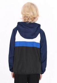 Kapuzejacke mit Color-Blocking-Design in Navy, Weiß und Blau; verstellbare Kapuze; elastische Bündchen; glatte Textur.