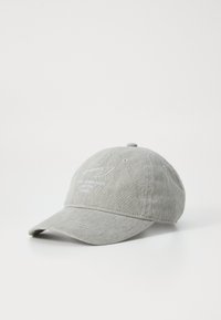 Casquette grise en tissu avec une visière courbée, comportant un texte brodé en blanc. Le design comprend des trous de ventilation et une sangle ajustable.