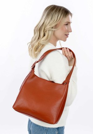 Borsa a spalla in pelle color ruggine, con una texture liscia e una singola tracolla regolabile con un dettaglio fibbia.