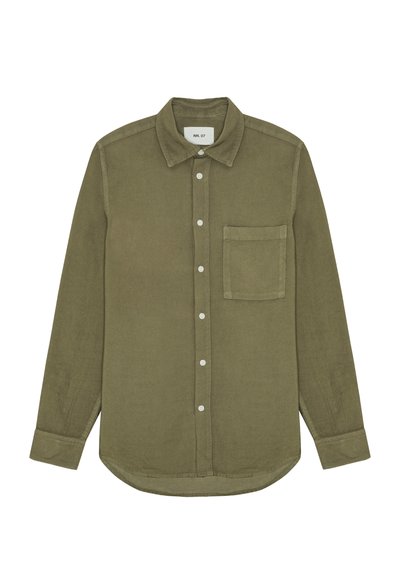 Olivegrøn langærmet skjorte lavet af struktureret stof. Har knaplukning foran, krave, enkelt brystlomme og afrundet sømkant.