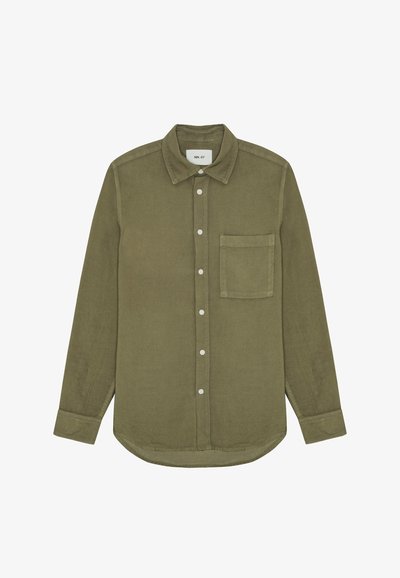 Olivegrøn langærmet skjorte lavet af struktureret stof. Har knaplukning foran, krave, enkelt brystlomme og afrundet sømkant.