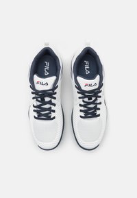 Weiße Sportschuhe mit navyblauen Akzenten, strukturiertem Mesh-Obermaterial, gepolstertem Kragen und Schnürsenkeln. Mit Logo auf der Zunge und an der Seite.