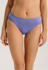 Lavender bikini-broekjes van een soepele, rekbare stof. Heeft een lage taille en minimale naden voor een gestroomlijnde pasvorm.