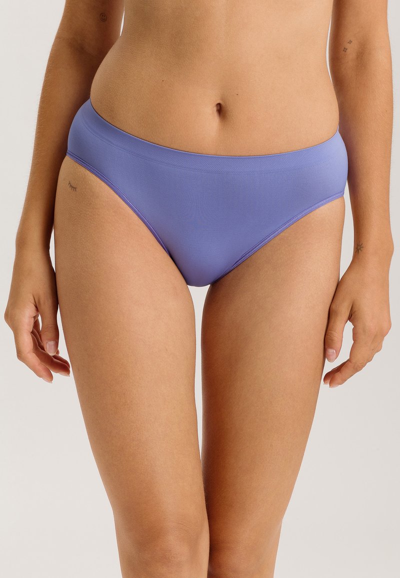 Lavender bikini-broekjes van een soepele, rekbare stof. Heeft een lage taille en minimale naden voor een gestroomlijnde pasvorm.