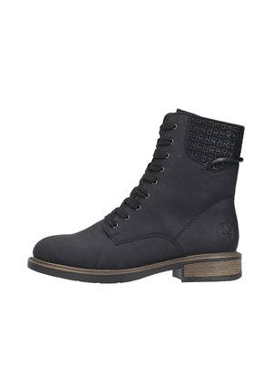 Bottines noires en matériau texturé, avec un design à lacets, un bout rond et un petit talon en bois avec un accent tissé noir.