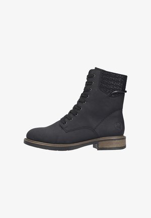 Botas negras hasta el tobillo hechas de material texturizado, con un diseño de cordones, punta redondeada y un bajo tacón de madera con un acento negro trenzado.