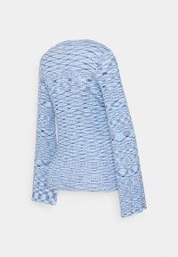 Blusa de malha de manga longa azul clara, com um padrão texturizado e ondulado, e um decote redondo. As costas são ligeiramente ajustadas com um acabamento suave.